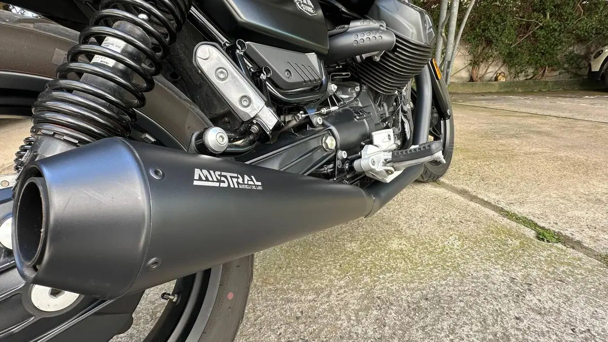 Moto Guzzi V7 Stone (2021 - 24)  (6)