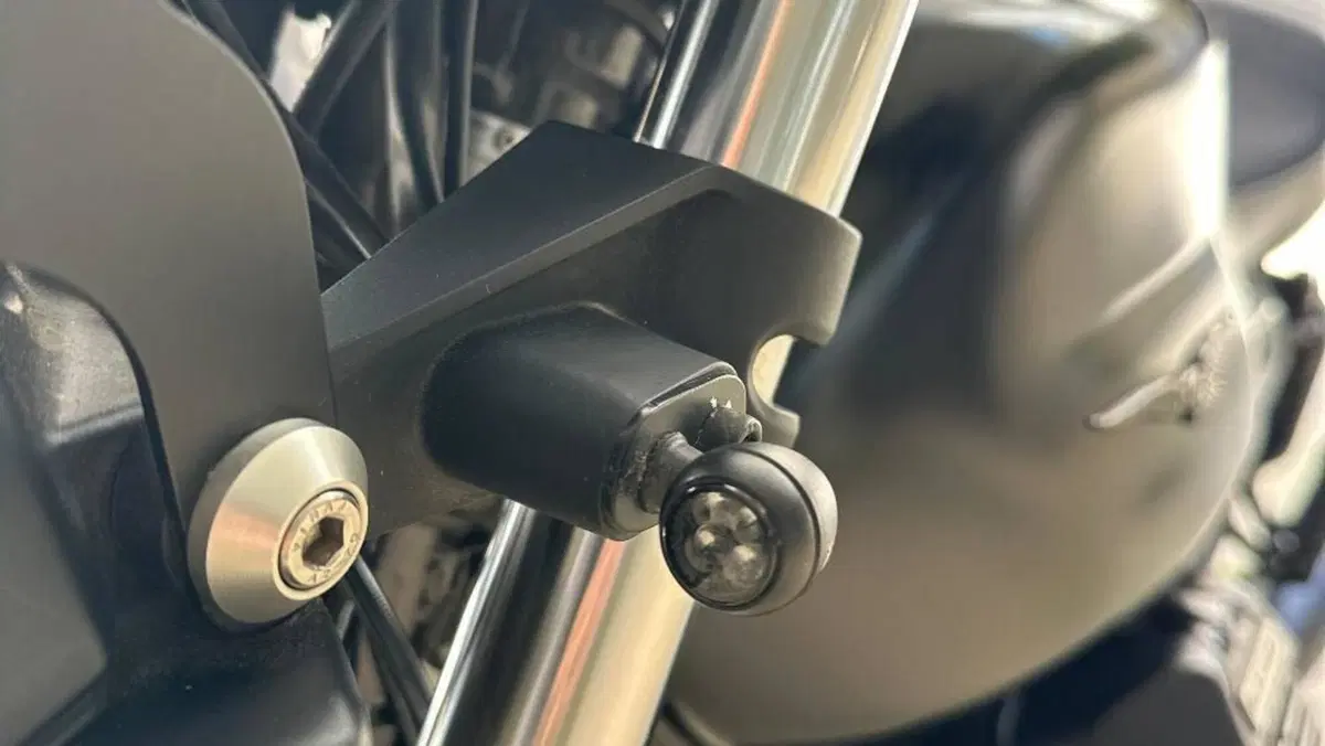 Moto Guzzi V7 Stone (2021 - 24)  (9)