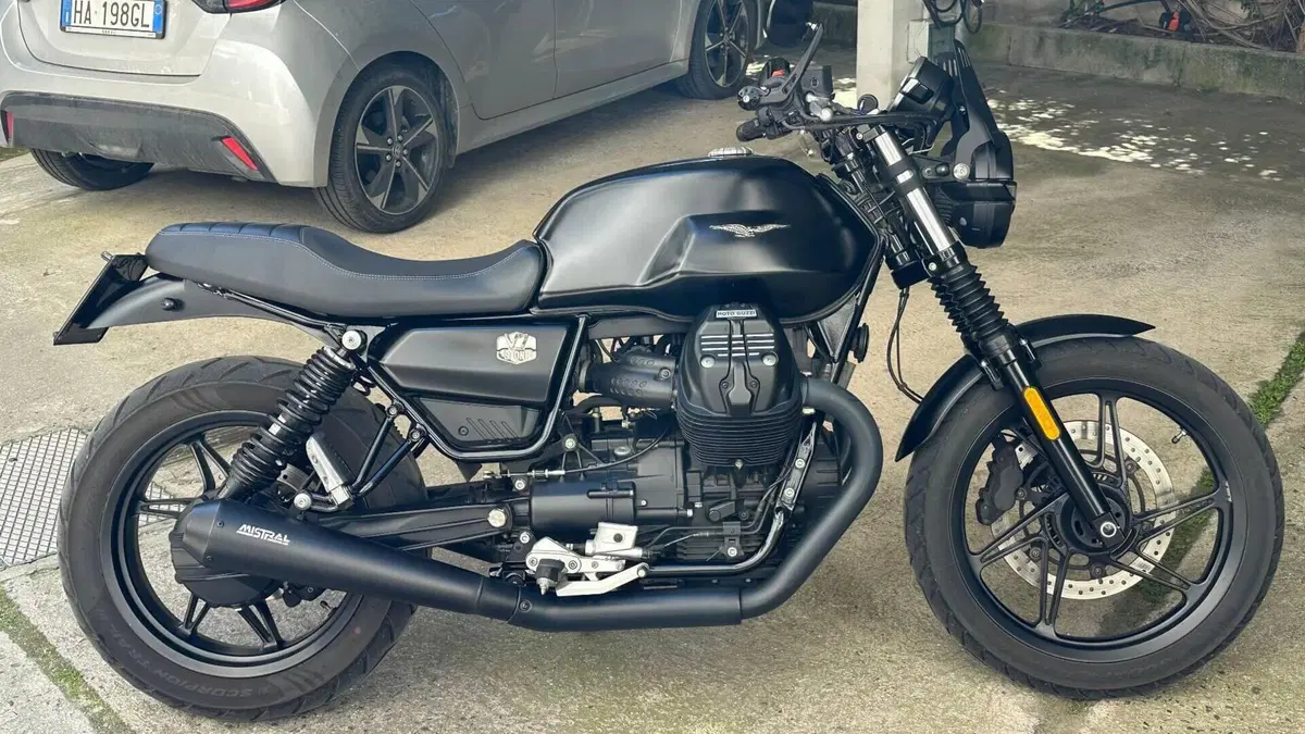Moto Guzzi V7 Stone (2021 - 24)  (11)
