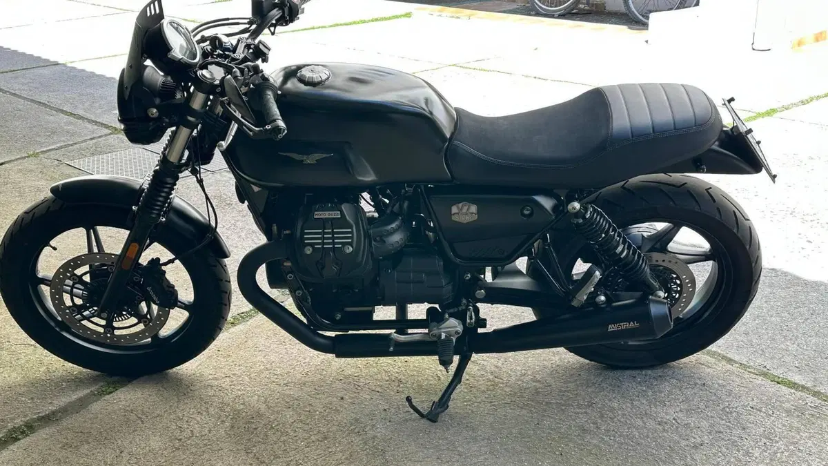 Moto Guzzi V7 Stone (2021 - 24)  (12)