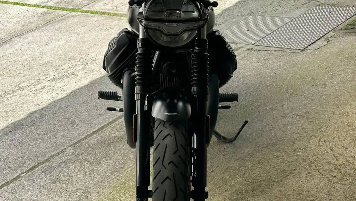 Moto Guzzi V7 Stone (2021 - 24)  (13)