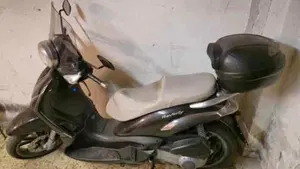 Piaggio Beverly Tourer 250  (2)