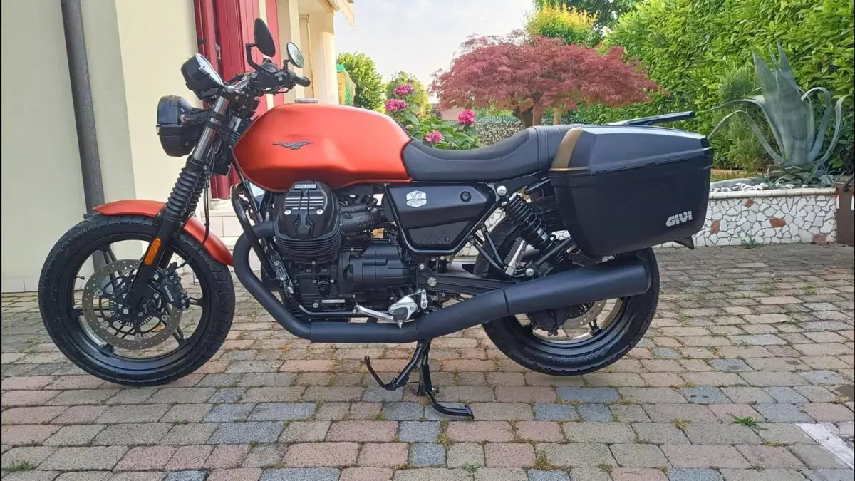 Moto Guzzi V7 Stone Centenario (2021 - 22)  (2)