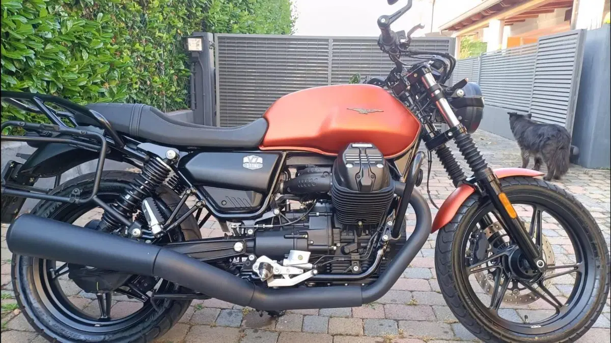 Moto Guzzi V7 Stone Centenario (2021 - 22)  (3)