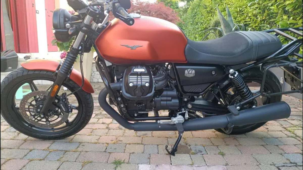 Moto Guzzi V7 Stone Centenario (2021 - 22)  (4)