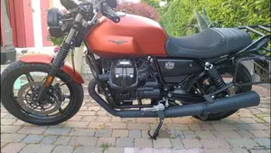 Moto Guzzi V7 Stone Centenario (2021 - 22)  (4)