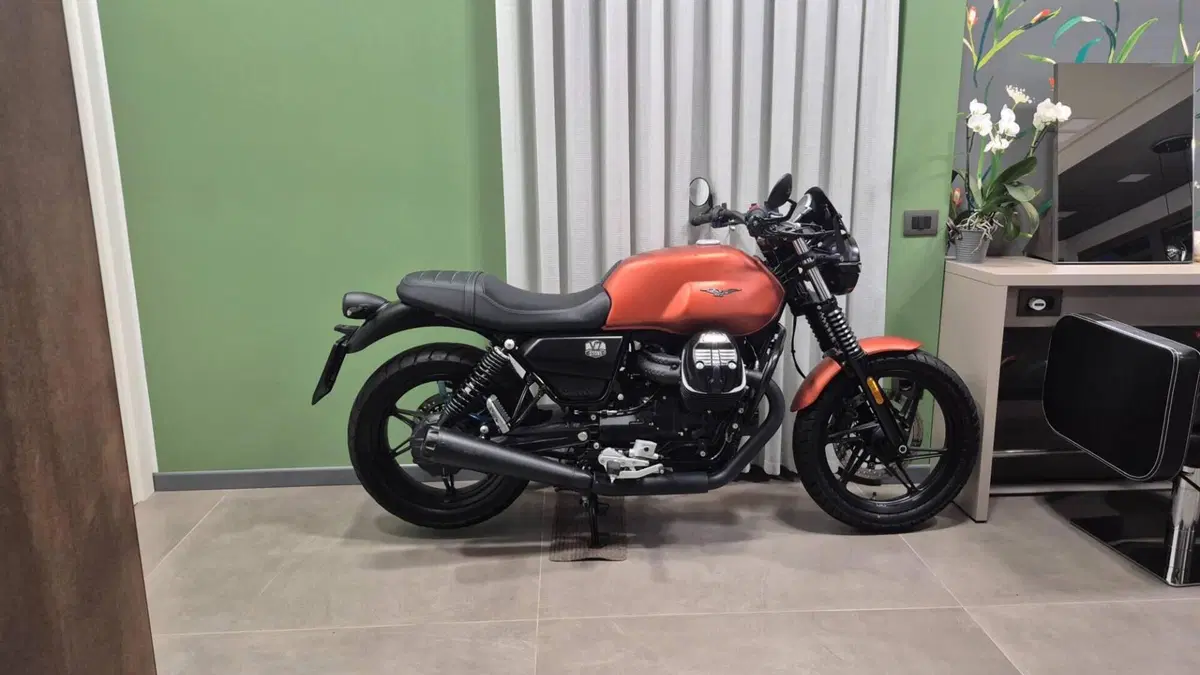 Moto Guzzi V7 Stone Centenario (2021 - 22)  (5)