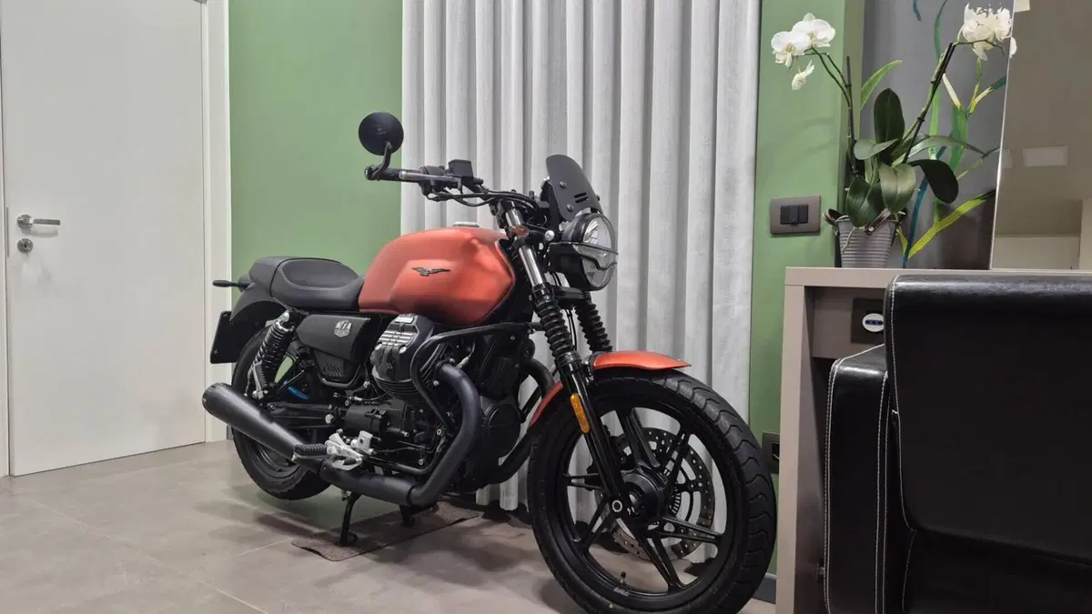 Moto Guzzi V7 Stone Centenario (2021 - 22)  (6)