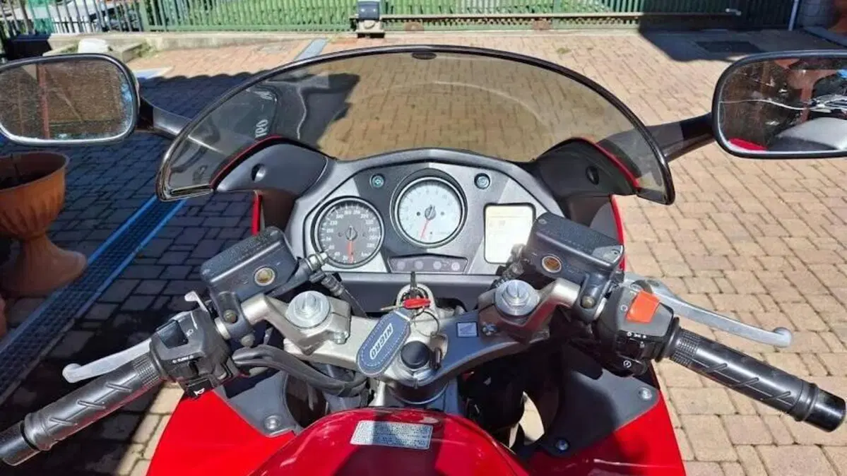 Honda VFR 800 (1998 - 01)  (3)