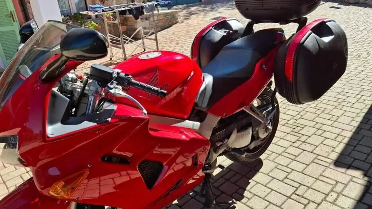 Honda VFR 800 (1998 - 01)  (4)