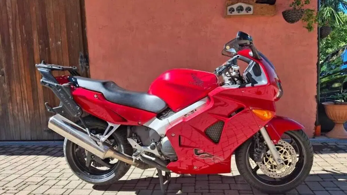 Honda VFR 800 (1998 - 01)  (8)