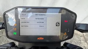 KTM 890 Duke R (2020)  (3)