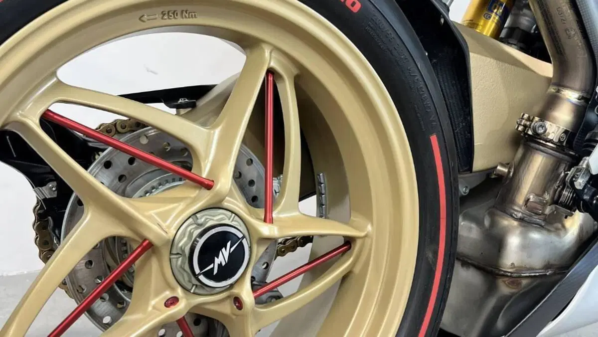 MV Agusta Superveloce 1000 Serie Oro (2024 - 26)  (10)