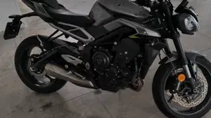 Triumph Street Triple 765 R (2023 - 26)  (2)