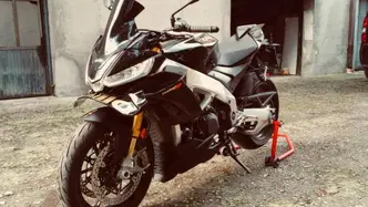 Aprilia Tuono V4 Factory (2021 - 24) usata