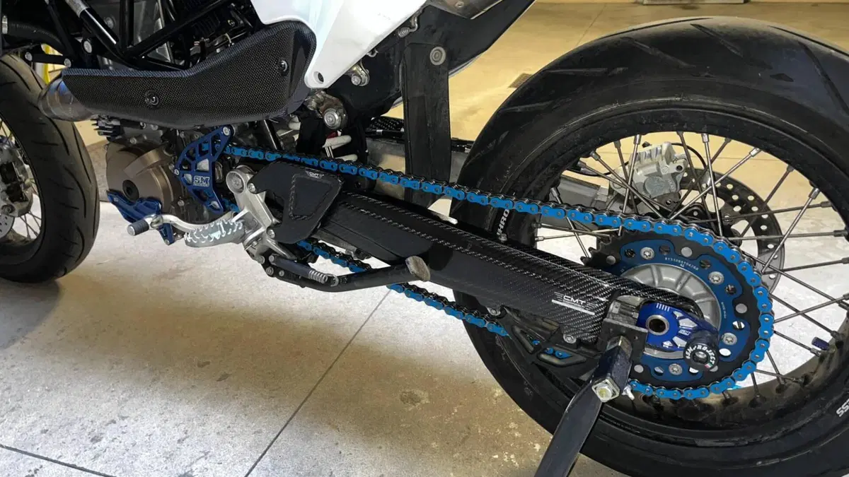 Husqvarna 701 Supermoto (2023 - 25)  (4)