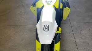 Husqvarna 701 Supermoto (2023 - 25)  (11)