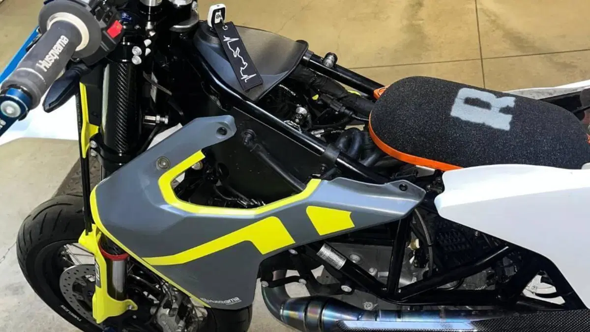 Husqvarna 701 Supermoto (2023 - 25)  (16)