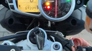 Triumph Speed Triple 1050 R (2011 - 13)  (10)