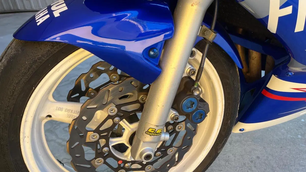 Yamaha YZF R6 (2001 - 02)  (10)
