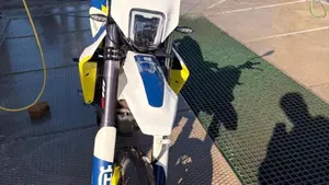 Husqvarna 701 Supermoto (2017 - 19)  (4)