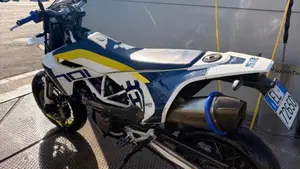 Husqvarna 701 Supermoto (2017 - 19)  (5)