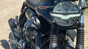 Moto Guzzi V7 Stone Centenario (2021 - 22)  (2)