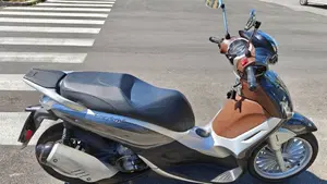 Piaggio Beverly 300 i.e. ABS-ASR (2016 - 20)  (2)