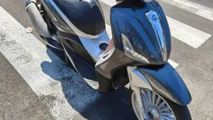 Piaggio Beverly 300 i.e. ABS-ASR (2016 - 20)  (4)