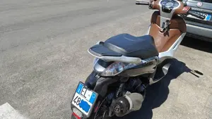 Piaggio Beverly 300 i.e. ABS-ASR (2016 - 20)  (10)