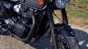 Triumph Bonneville T120 Black (2021 - 25)  (2)