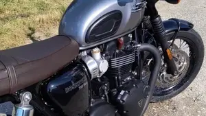 Triumph Bonneville T120 Black (2021 - 25)  (3)