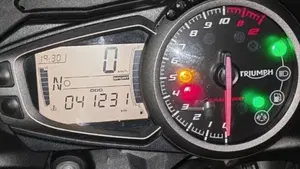 Triumph Speed Triple 1050 R ABS (2016 - 17)  (5)