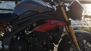 Triumph Speed Triple 1050 R ABS (2016 - 17)  (13)