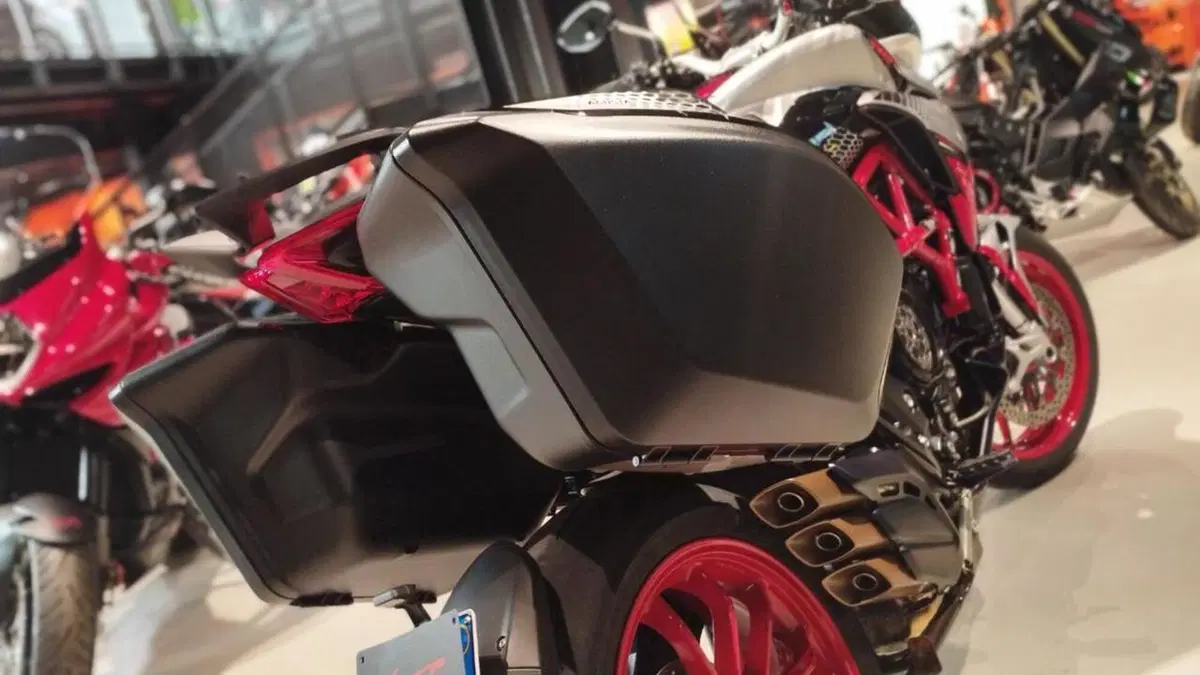 MV Agusta Turismo Veloce 800 RC SCS (2021 - 22)  (5)
