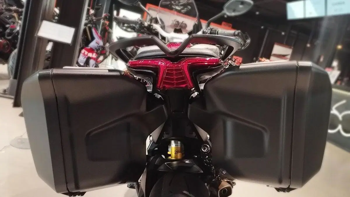 MV Agusta Turismo Veloce 800 RC SCS (2021 - 22)  (6)