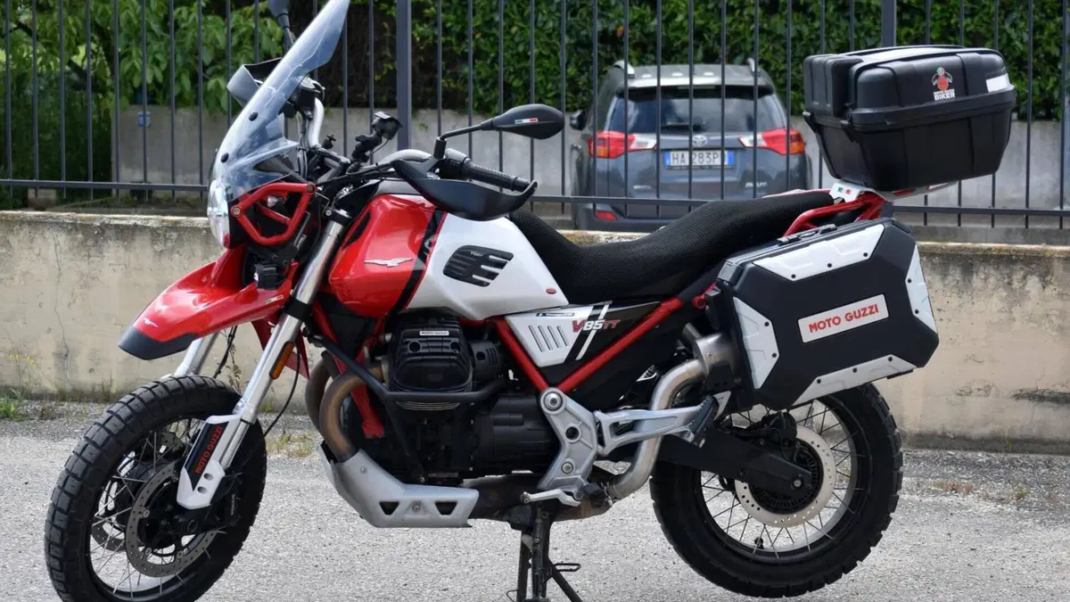 Moto Guzzi V85 TT Travel (2021 - 23)  (2)