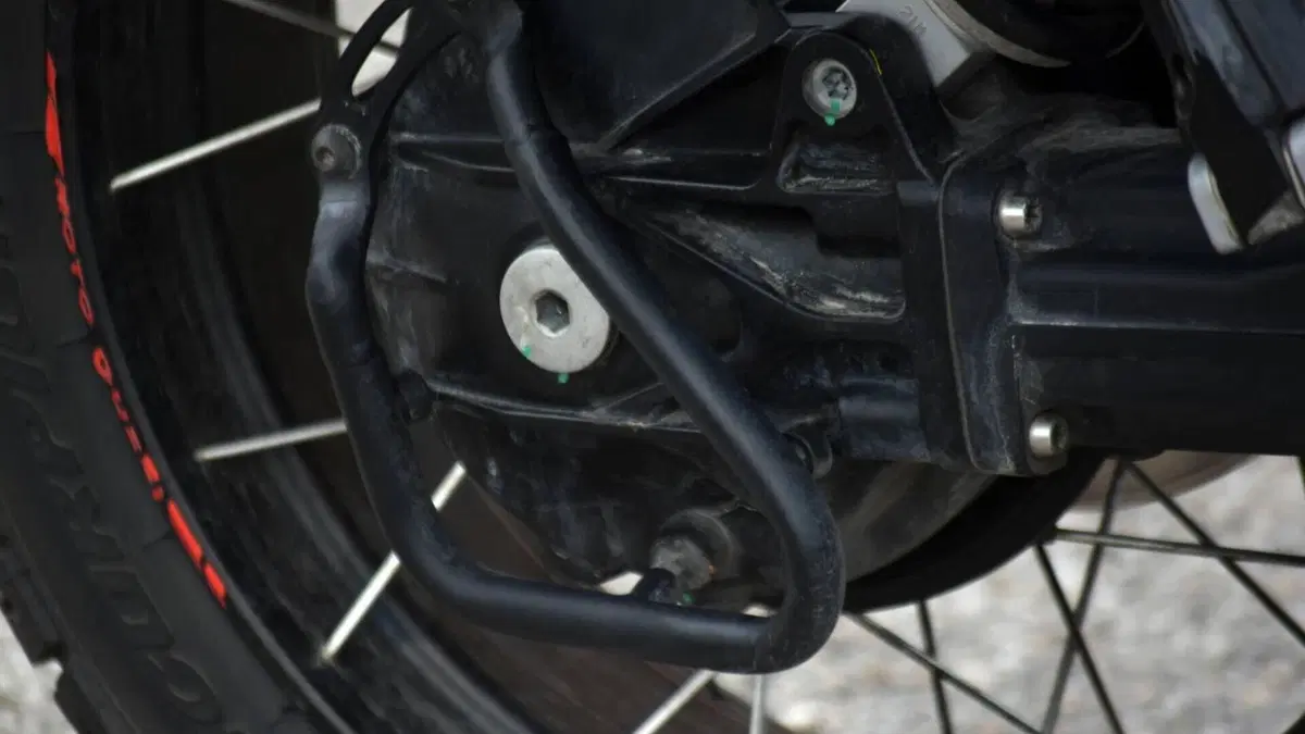 Moto Guzzi V85 TT Travel (2021 - 23)  (7)