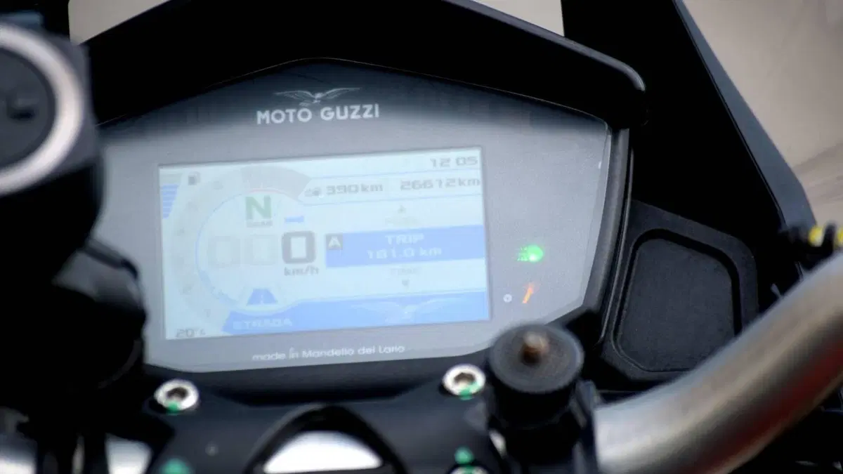 Moto Guzzi V85 TT Travel (2021 - 23)  (8)
