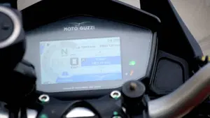 Moto Guzzi V85 TT Travel (2021 - 23)  (8)