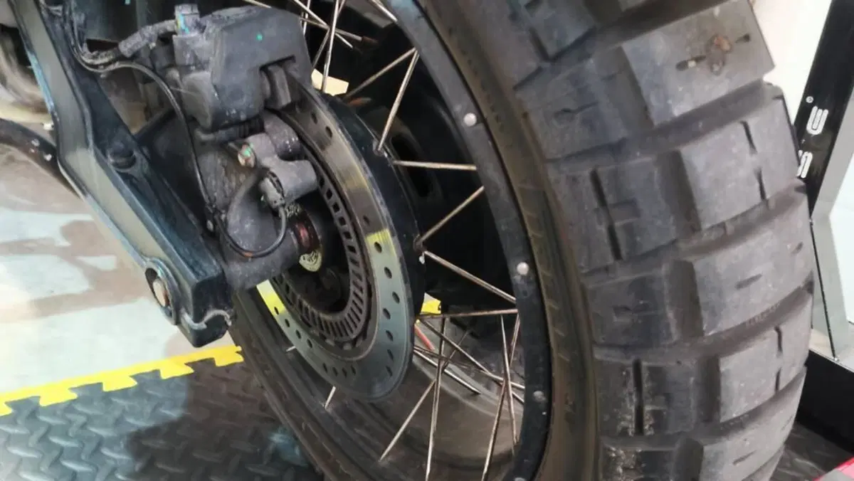 Moto Guzzi V85 TT Travel (2021 - 23)  (10)