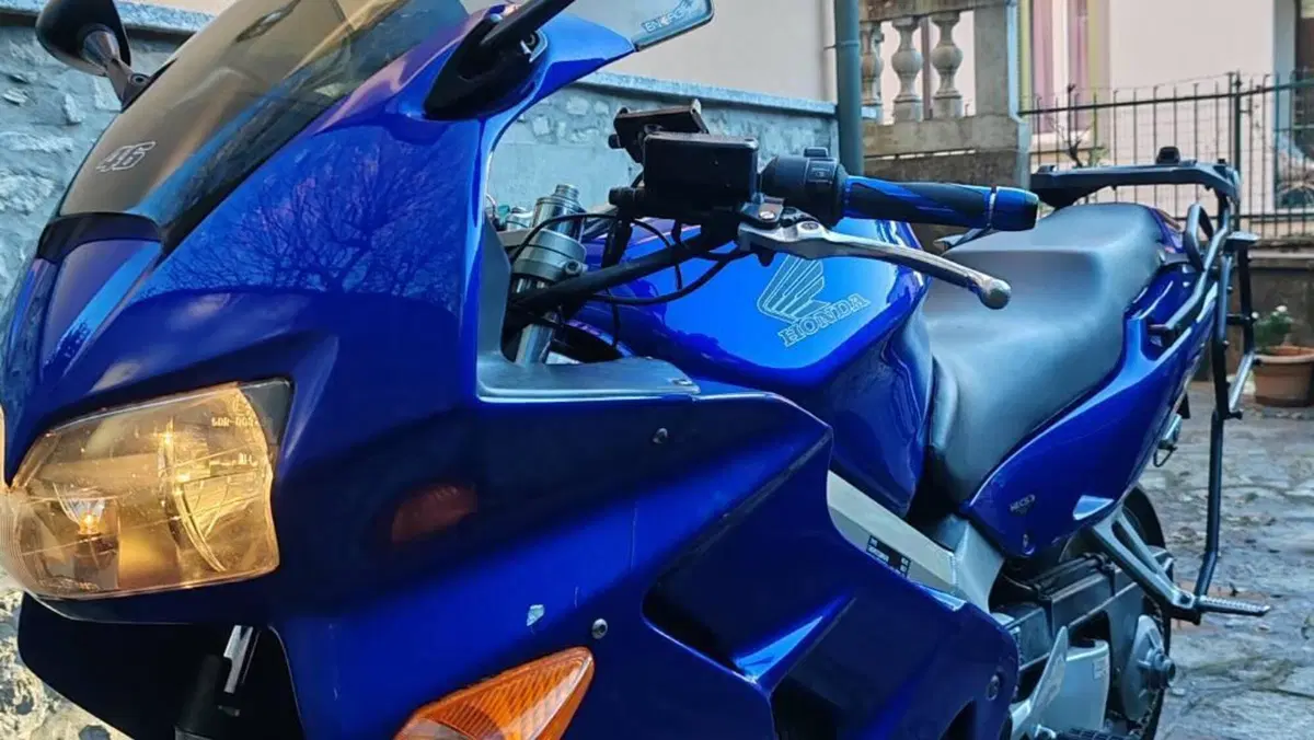 Honda VFR 800 (1998 - 01)  (3)