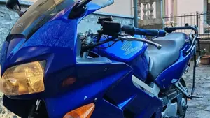 Honda VFR 800 (1998 - 01)  (3)