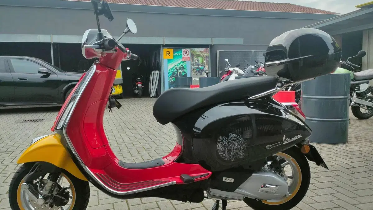 Vespa Primavera 125 Disney Mickey Mouse Edition by Vespa (2023 - 24)  (2)