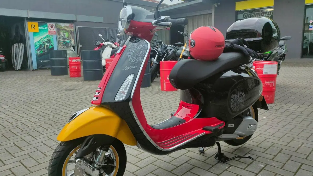Vespa Primavera 125 Disney Mickey Mouse Edition by Vespa (2023 - 24)  (3)
