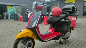 Vespa Primavera 125 Disney Mickey Mouse Edition by Vespa (2023 - 24)  (3)