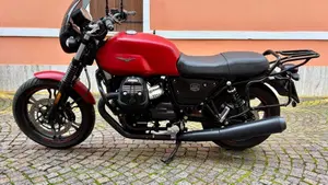 Moto Guzzi V7 III Stone (2017 - 20)  (2)