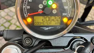 Moto Guzzi V7 III Stone (2017 - 20)  (4)