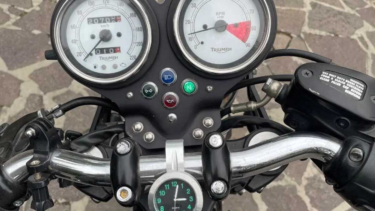 Triumph Thruxton 900 (2004 - 15)  (4)