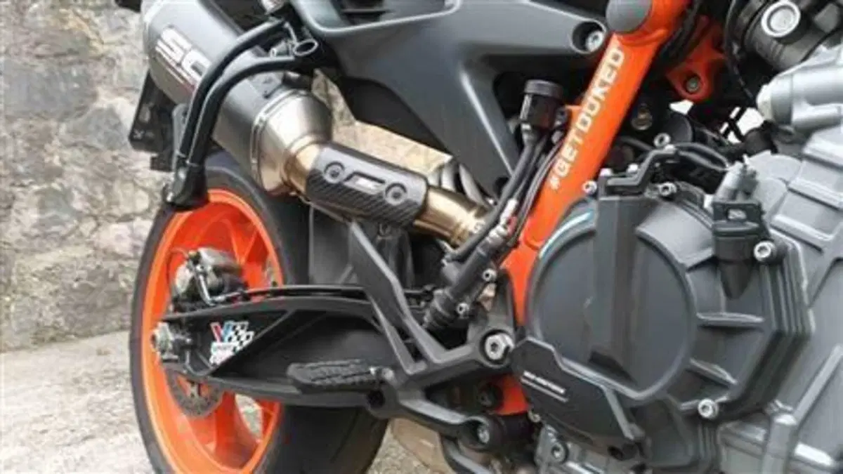 KTM 890 Duke R (2021) 